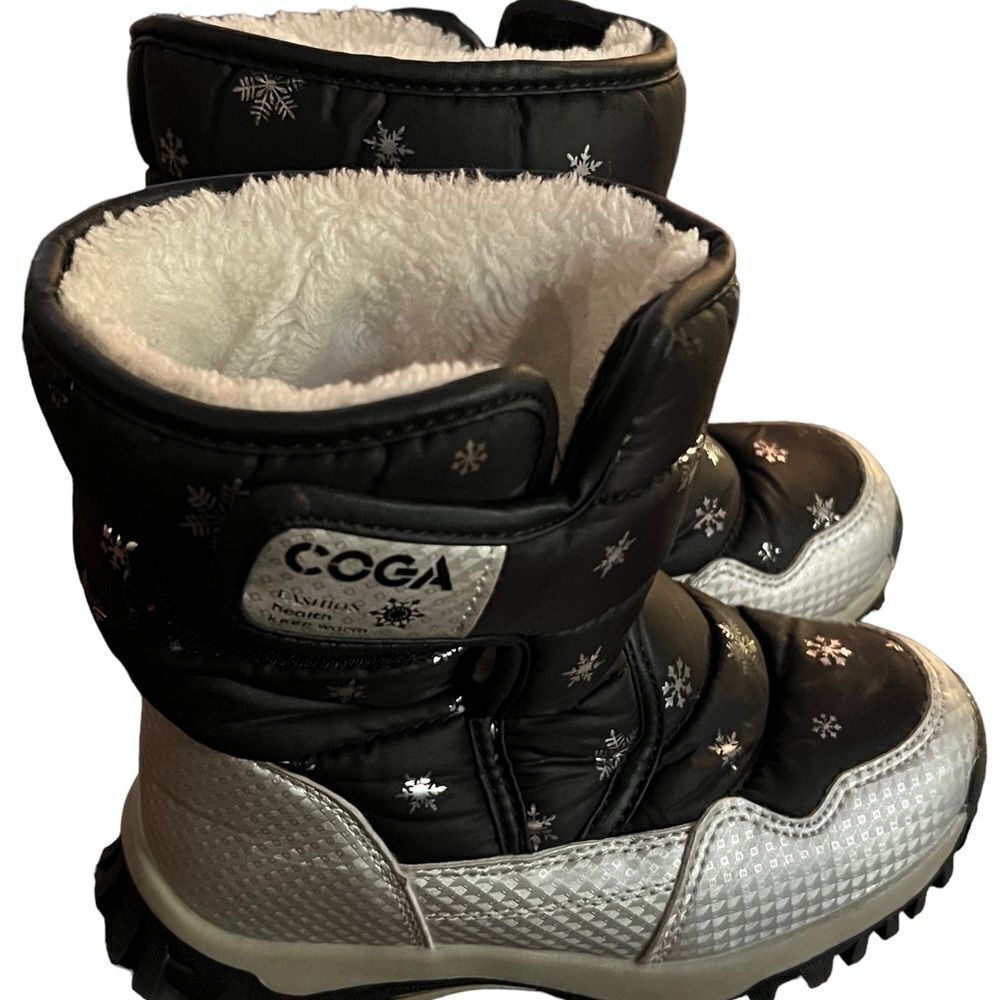 Coga black and silver kids snow boots with fleece lining. Sizzle 1.5